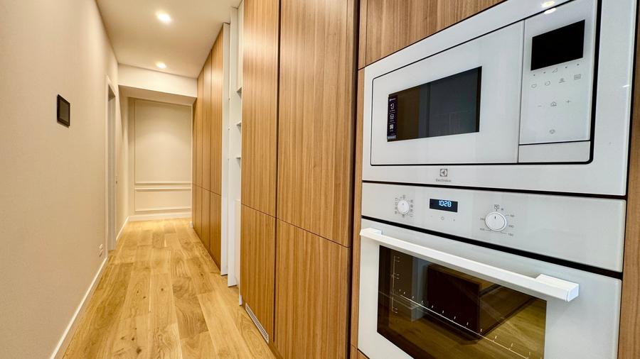 Apartament cu 3 camere semidecomandat în P-ta Presei Libere