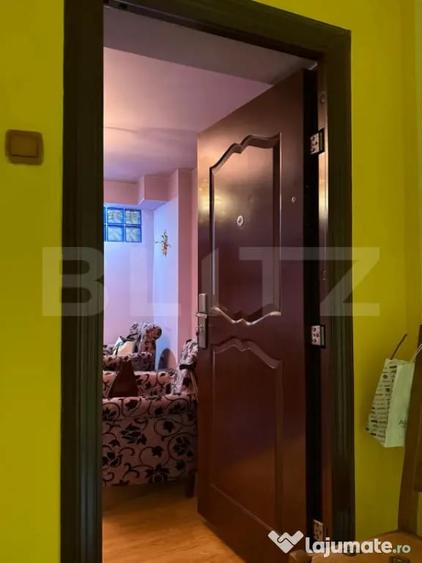 Apartament cu 3 camere semidecomandat în Democrației