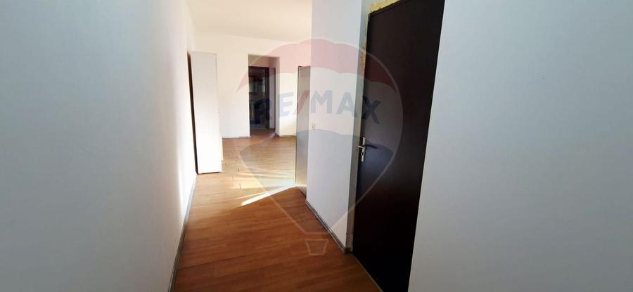 Apartament cu 3 camere, curte și loc de parcare zona Alfa - 9