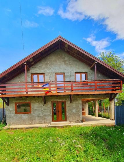 Casă cu 4 camere în Cârlig