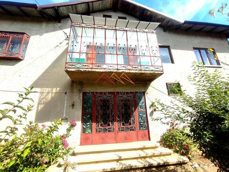 Casă individuală cu 9 camere cu Canalizare în Central
