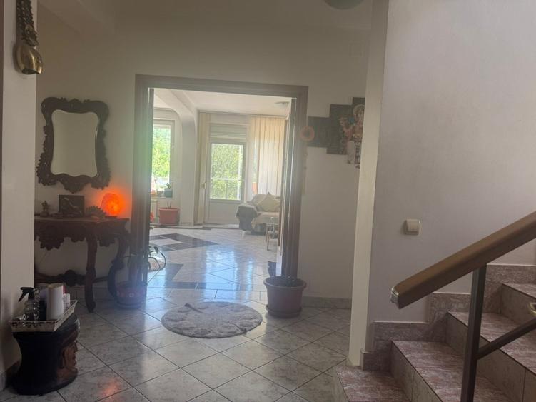 Vilă familială frumoasă &icirc;n zonă foarte bună - 12