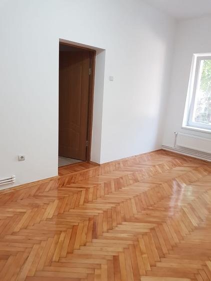 Casă cu 3 camere cu Teren 100 Mp în Domenii