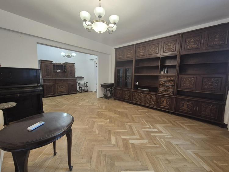 Apartament cu 3 camere decomandat în Calea Victoriei