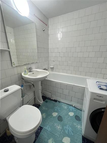 Apartament cu 2 camere semidecomandat, mobilat în Tei