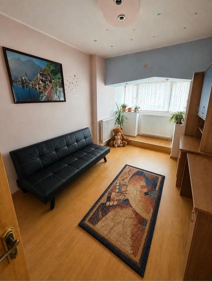 Apartament cu 4 camere decomandat, mobilat în Est