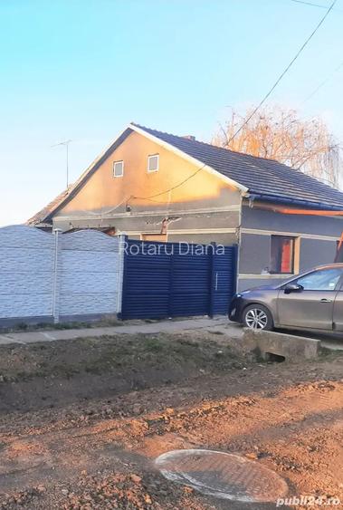 Casa de vanzare cu front stradal generos, disponibila in 2 rate, in zona buna