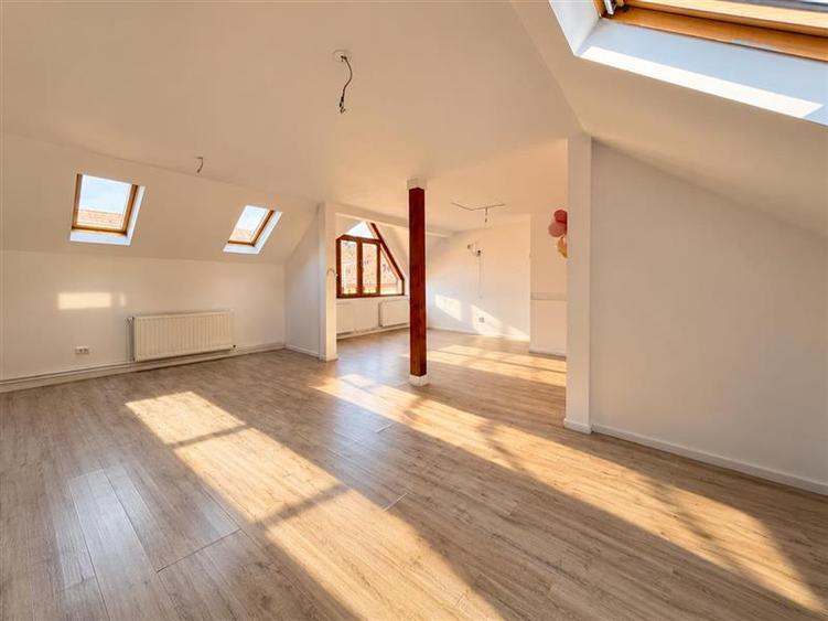 Casă cu 12 camere cu Teren 241 Mp în Semicentral