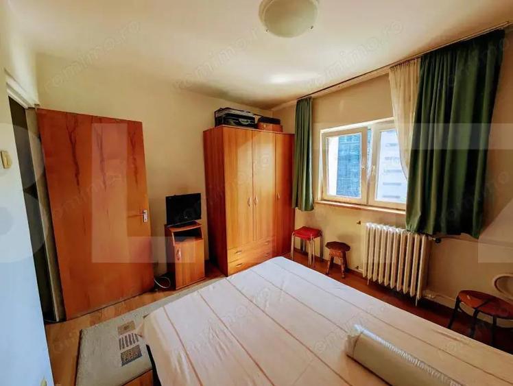 Apartament de vanzare, cu 3 camere, 65 mp, decomandat, Pia?a Victoriei - 11