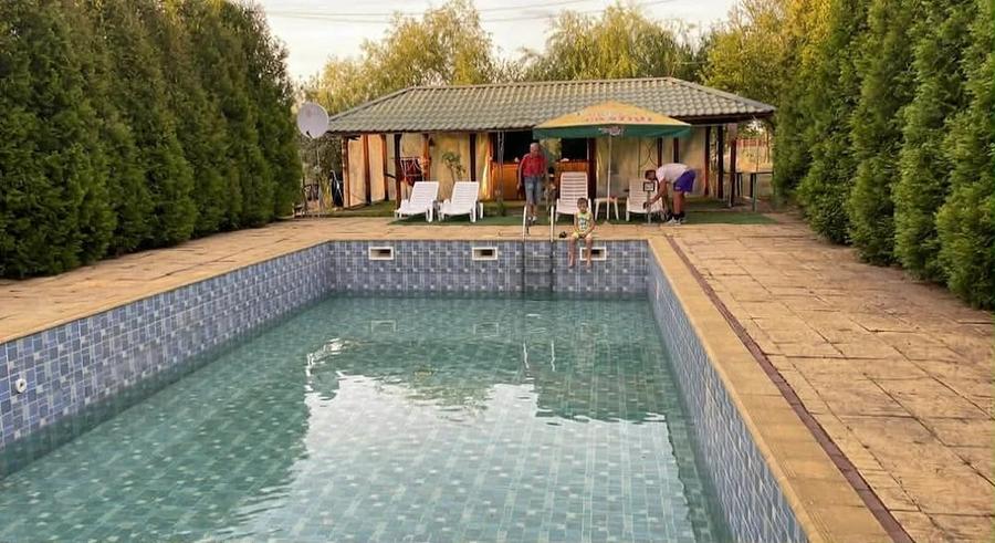 Casă cu 8 camere cu Teren 27000 Mp în Central