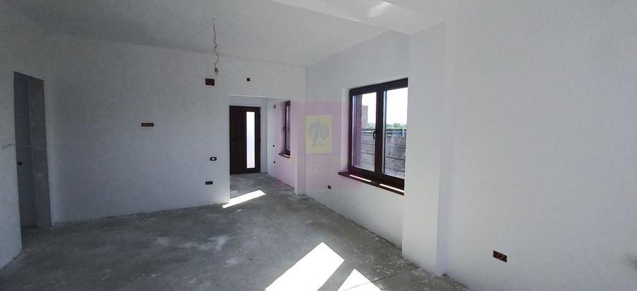Casă cu 4 camere cu Teren 440 Mp în Săbăreni
