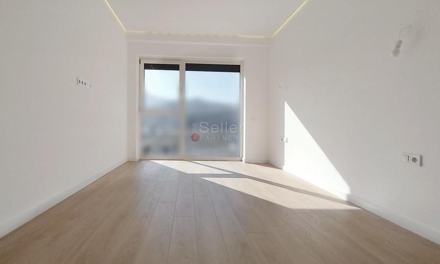 Apartament cu 5 camere decomandat în Astra