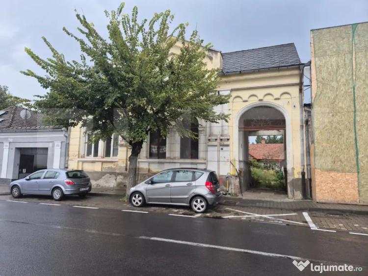 Casă cu 7 camere cu Teren 1021 Mp în Central