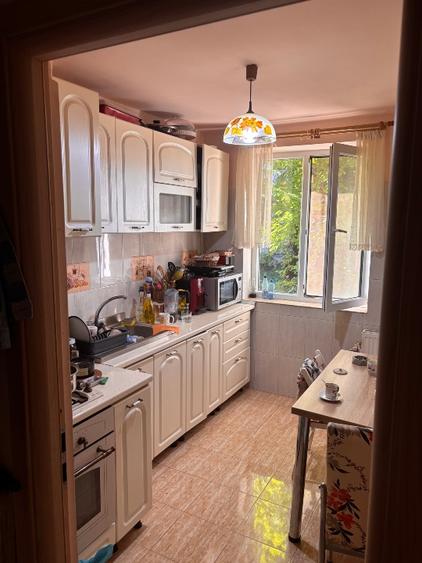 Apartament cu 3 camere semidecomandat în Nord