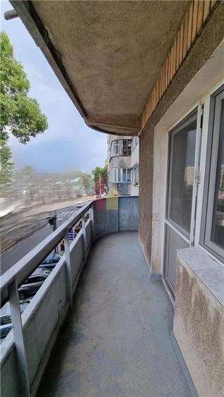 Apartament cu 3 camere decomandat în Călărași