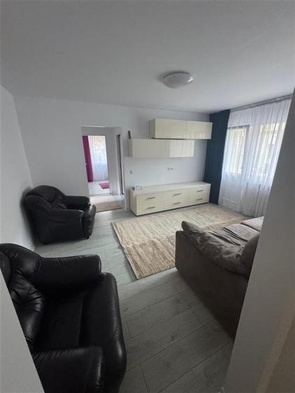 Apartament cu 3 camere semidecomandat, mobilat în Central