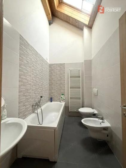 Apartament cu 3 camere semidecomandat, mobilat în Dumbrăvița