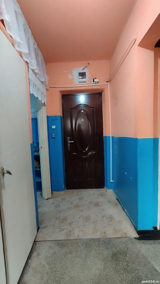 Apartament cu 3 camere semidecomandat în Lupeni