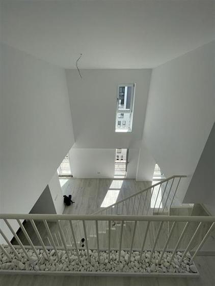 Penthouse cu 3 camere decomandat, mobilat în Aviației