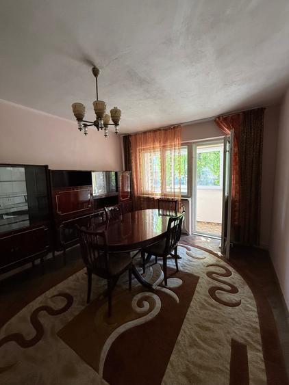 Apartament cu 3 camere decomandat, mobilat în Central