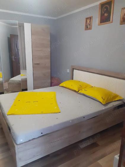casa de vanzare in salonta zona fiverskert doua case se poate sta doua familii terenul are 975 mp - 2