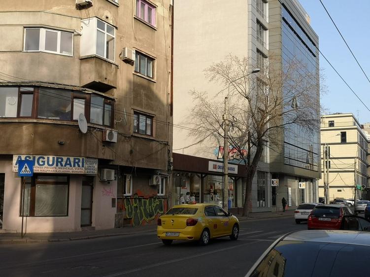 Dacia Bd., la trecerea de pietoni, pe colt, langa Statia de Salvare Bucuresti - 5