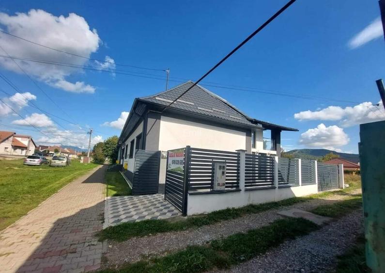 Casa Unirea formata din doua apartamente,cu doua intrari separate.