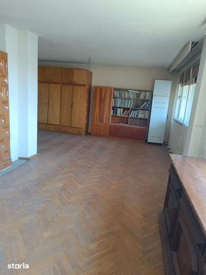 Casă cu 8 camere cu Teren 1584 Mp în Central