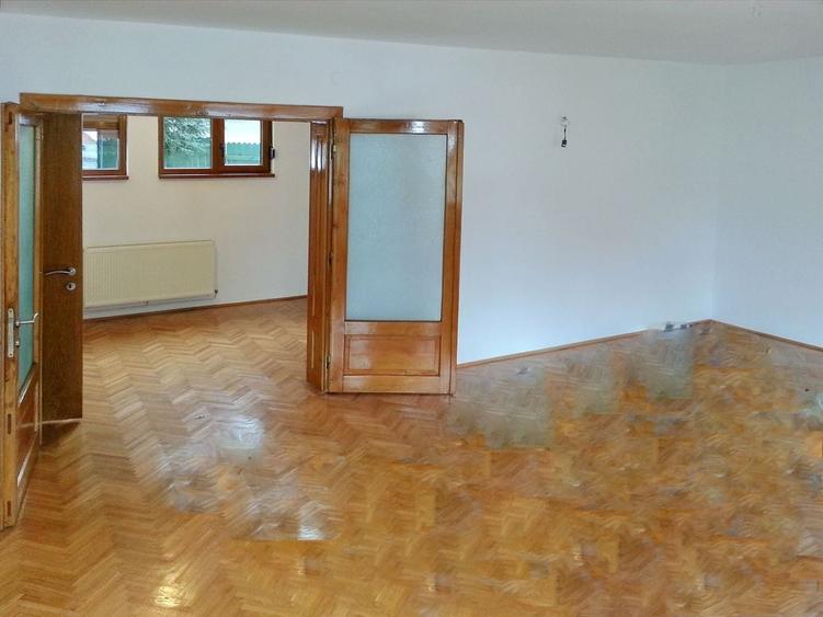 Casă individuală cu 7 camere cu Canalizare în Schei