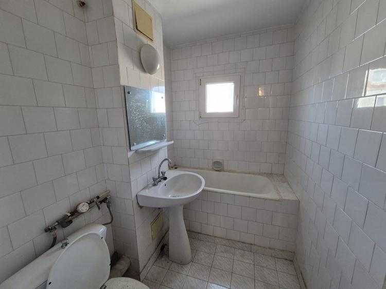 Apartament 3 camere confort 1 decomandat, foarte spatios, etaj 3 - 7