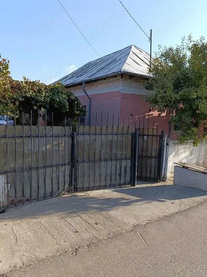 Casa cu curte. Canalizare si baie - 2