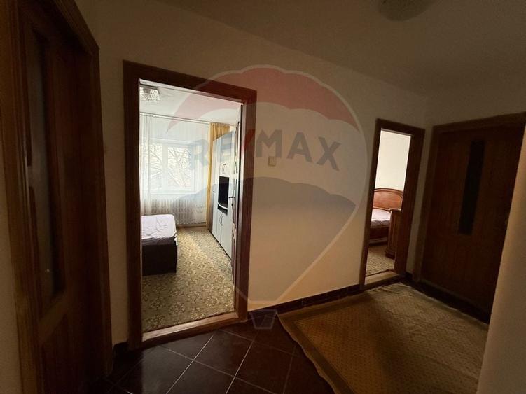 Apartament cu 3 camere de închiriat în zona 1 Mai - 1