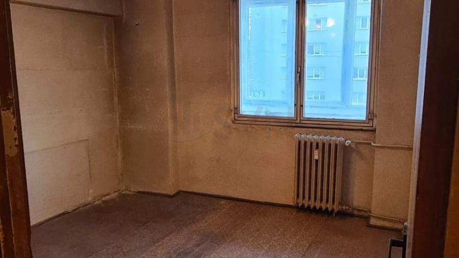 Apartament cu 3 camere decomandat în Lacul Tei