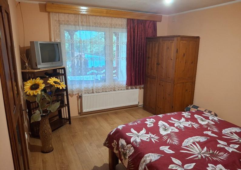 Casa, teren ?i anexe. In Boto?ani, Un?eni, Burle?ti - 4