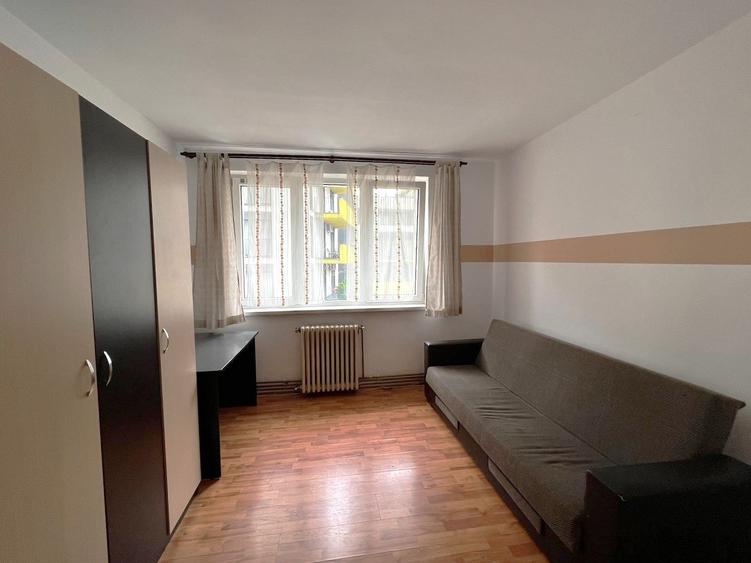 De vânzare apartament 3 camere zona centrală - 2