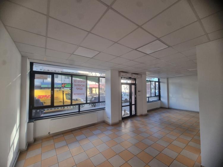 Spatiu comercial 82 mp,deschidere mare la strada, Micro 12 Targoviste - 2