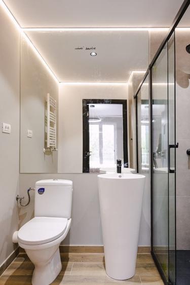 Apartament cu 3 camere semidecomandat în P-ța Victoriei