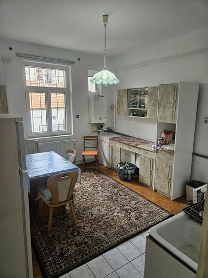 Apartament cu 3 camere decomandat în Drumul Carului