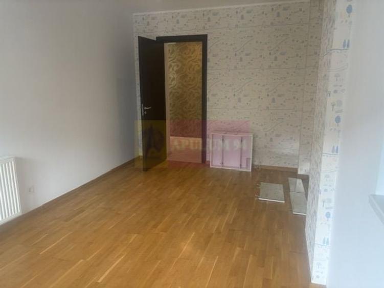 Apartament cu 4 camere semidecomandat, mobilat în Băneasa