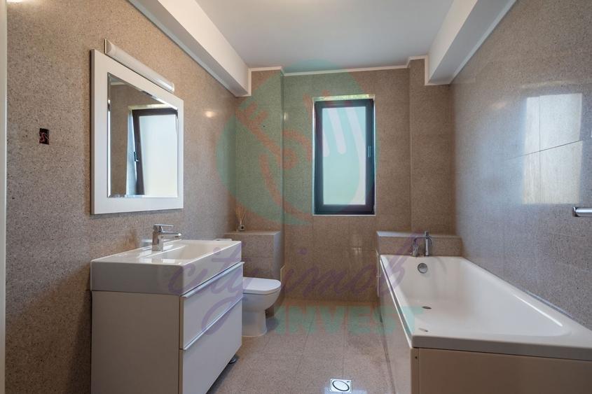 Casă individuală cu 5 camere cu Canalizare în Vitan