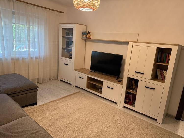 Apartament cu 3 camere decomandat în Rovine