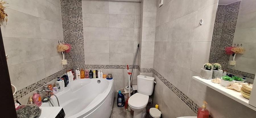 Apartament cu 3 camere decomandat în Roșu