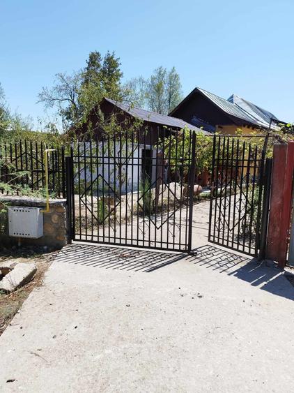 Casă cu 4 camere decomandat în Țicleni