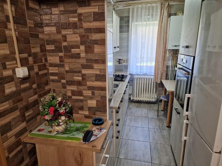 VAND APARTAMENT MICRO 5 BL 29 VIZAVI DE FOSTA SCOALA GENERALA NR 11 - 1