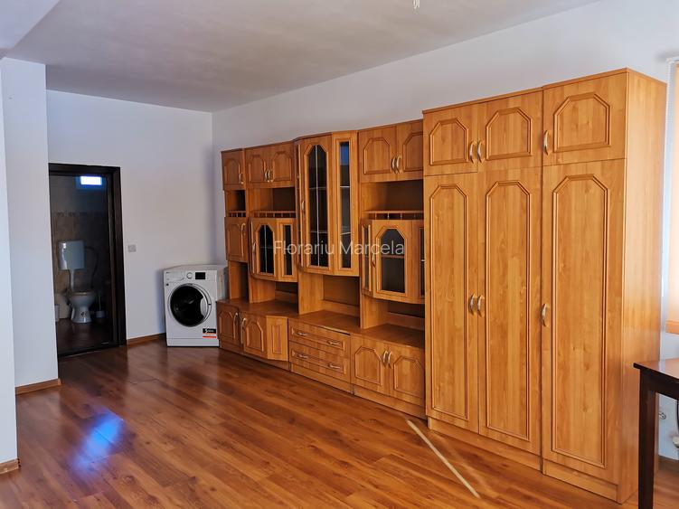 Garsoniera la casa cu intrare separata la etaj