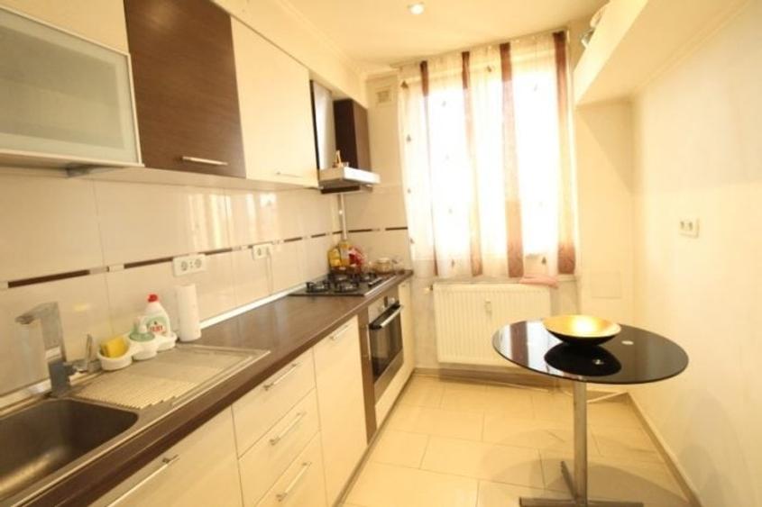 Apartament cu 3 camere semidecomandat, mobilat în Alexandru Obregia