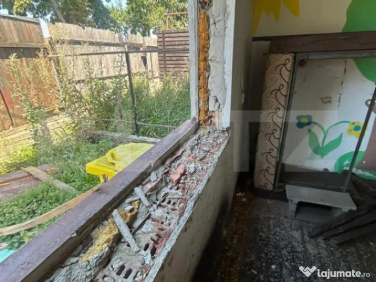 Teren ingradit si casa la rosu - 10