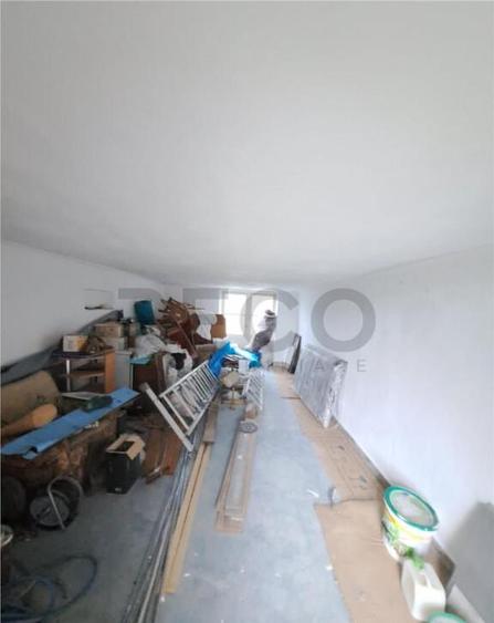 Apartament cu 3 camere , decomandat , cu 2160 mp teren intra - 10