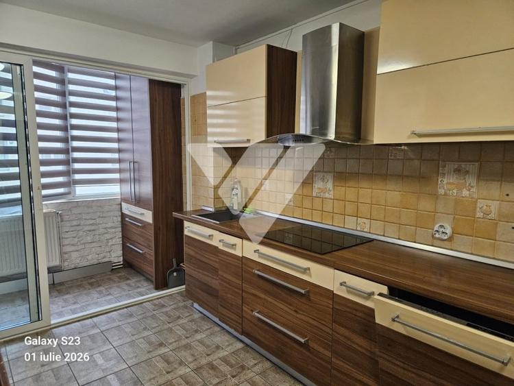 Apartament cu 3 camere decomandat, mobilat în Vasile Aaron