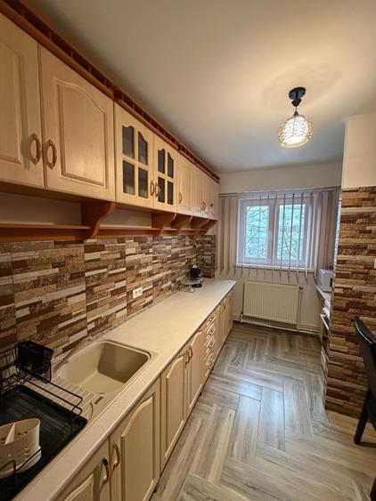 Inchiriem apartament cu 2 camere in zona Micro 20 (stradal), etaj 3, pret 400 E - 12